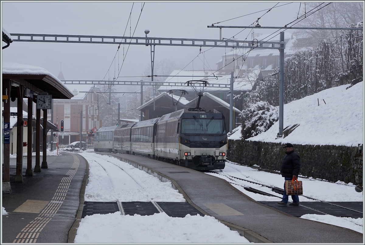 Dei MOB Ge 4/4 8004 verlässt mit einem Panoramic Zug Les Avants in Richtung Montreux. 

06.12.2020
