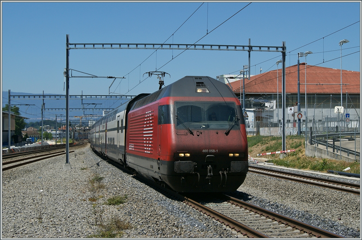 Dei SBB Re 460 058-1 erreicht mit ihrem IC Prilly-Malley, freilich wird die Haltestelle ohne Halt durchfahren.
10. Juli 2015