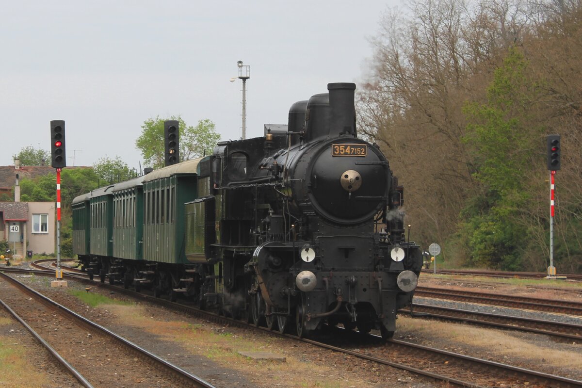 Den 1. mancher Dampfzüge treft am Morgen von 11 Mai 2024 in Luzna u Rakovnika ein, gezogen von 354.7152.