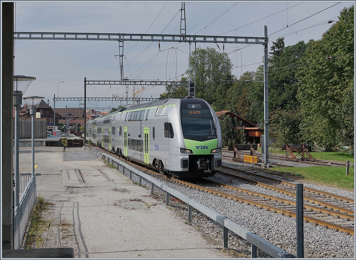 Den mit einem schmucken Stationsgebäude ausgestatteten Bahnhof von Schwarzenburg verlässt der BLS MUTZ RABe 515 019 als S6 nach Bern. 

1. Oktober 2020 