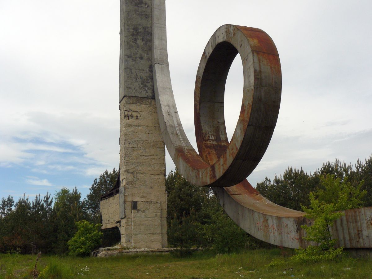 Denkmal fr Pilot und Flugzeugkonstrukteur Nestorov (1887-1914) bei Zhovkva, Ukraine 11-05-2014.

Monument ter ere van militaire vlieger Nestorov (1887-1914) bij Zhovkva, Oekrane 11-05-2014.