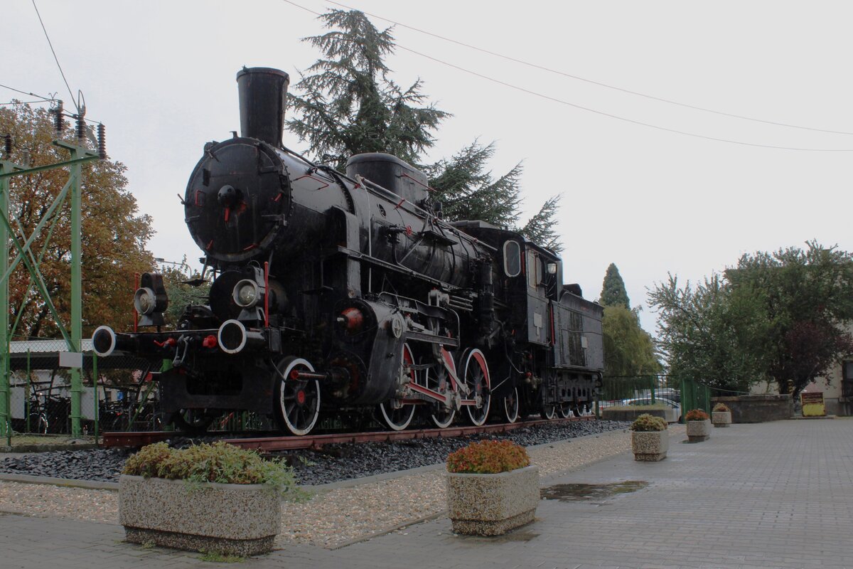 Denkmallok GySEV 324.1518 steht am ganz verregneten 16 September 2024 ins Bahnhof von Sopron.