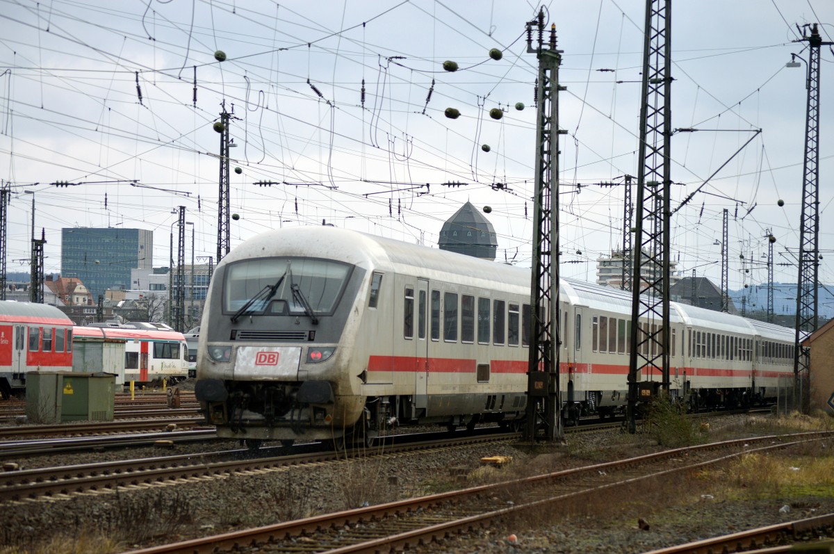 Der von 101 120-4 geführte IC bei der Einfahrt in Darmstadt Hbf am 04.02.2015.Hier ist der Steuerwagen der am Zugschluß hing zusehen.
