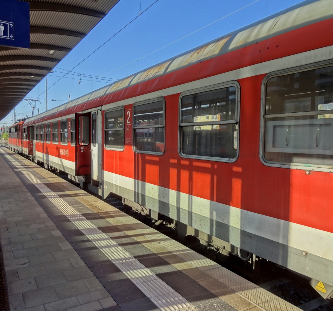 Der 2.Klasse Wagen mit der Kennung 22-34 342-2 Bnrz 436.4, ist im Oktober 2013 in einer RB Bamberg-Lichtenfels eingereiht und lsst sich von der Sonne bescheinen.