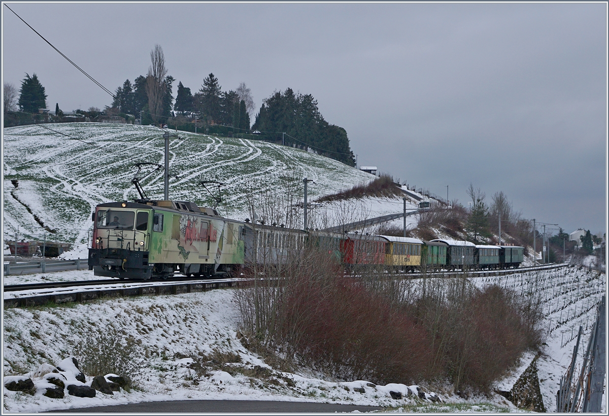 Der 3. März 2018 ist der Beginn des Jubiläumsjahres  50 Jahre Blonay - Chamby Museumsbahn . Das Bild zeigt die MOB GDe 4/4 6006 mit dem ebenso bunten, wie langen  Winterdampfzug  (Montreux) - Montbovon - Zweisimmen kurz vor Planchamp. 
Die Dampfloks, zwei HG 3/4, kamen ab Montbovon zum Einsatz.
3. März 2018