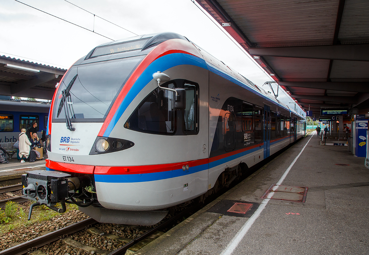 Der 3-teilige Stadler FLIRT ET 134 (94 80 0427 134-2 D-BOBy /  94 80 0827 134-8 D-BOBy / 94 80 0427 634-1 D-BOBy) der Bayerische Oberlandbahn GmbH (ex ET 134 der Berchtesgadener Land Bahn GmbH) steht am 11.09.2022, als S 4 (der S-Bahn Salzburg), im Bahnhof Freilassing zur Abfahrt bereit.