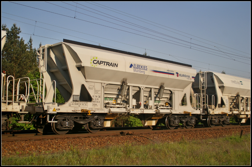 Der 4-achsige offene Wagen der Gattung Faccns vom Einsteller ITL Dresden weist gleich drei Sticker auf: Captrain, Elbekies Mühlberg und von EUROVIA. Eingereiht war der Wagen in einen Zug weiterer Schüttgutwagen, der am 19.05.2017 durch die Berliner Wuhlheide fuhr (CZ-ITL 83 54 6985 234-6 Faccns)