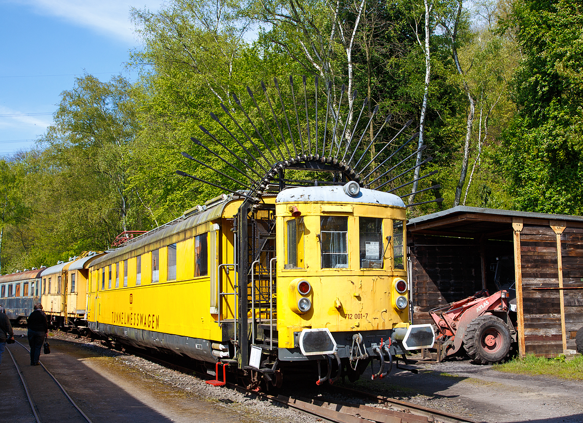 
Der „Tunneligel“  712 001-7, ex DB Karlsruhe 6210, am 30.04.2017 im Eisenbahnmuseum Bochum-Dahlhausen.

Unter der Bezeichnung 712 001-7 setzte die Deutsche Bundesbahn von 1965 bis 1993 diesen Tunnelmesswagen ein, welcher wegen seines charakteristischen Erscheinungsbildes auch „Tunneligel“ genannt wird. Er verfügte neben mechanischen Meßeinrichtungen zur Vermessung des Tunnel-Profils, auch über einen Meßstromabnehmer, mit dem die Höhe der Oberleitung gemessen werden konnte. 

Recht selten wurden früher Bahndienstfahrzeuge als Neufahrzeuge ab Hersteller in Dienst gestellt. Meist wurden für derartige Zwecke Fahrzeuge verwendet, die im normalen Betrieb nicht mehr benötigt wurden. So entstand der hier gezeigte Tunnelmesswagen 712 001 im Jahr 1965 aus dem Eilzugtriebwagen VT 137 158 (ab 1957 – VT 38 002), welcher im Oktober 1960 ausgemustert worden war. Nach dem Umbau zum Messtriebwagen wurde er im September 1965, in roter Farbgebung, mit der Bezeichnung Karlsruhe 6210, wieder in Dienst gestellt. Seit 01.01.1968 trägt er dann, als Bahndienstfahrzeug, die EDV-gerechte Fahrzeugnummer 712 001-7. In den 1980er Jahren wurde er in das einheitliche gelb der Bahndienstfahrzeuge umlackiert.

Beim Umbau wurde ein Fahrzeugende völlig verändert. Der Fahrzeugstand 2 wurde vom Aufbau abgetrennt und auf das um 1.170 mm verlängerte Untergestell wieder aufgesetzt. In den entstandenen Zwischenraum wurden dann die Meßfühler und die weiteren Meßeinrichtungen  eingebaut. Das Fahrzeuginnere wurde völlig neu gestaltet. Die alten Fahrgasträume verschwanden, es wurden eine Werkstatt, Küche, Übernachtungsräume und der Meßraum eingebaut. So konnte die Mannschaft während längere Messeinsätze, die in ganz Deutschland stattfanden, im Tunnelmesswagen an Bord bleiben. Die Tür und Fenstereinteilung blieb beim Umbau unverändert.

Tunnelprofile müssen in regelmäßigen Abständen überprüft werden. So wird überwacht, ob das Lichtraumprofil z.B. durch Bergsenkungen beeinträchtigt ist und dadurch Gefahren im Zugverkehr entstehen können. Dazu befährt der Tunnelmeßtriebwagen den zu messenden Tunnel mit ausgeklappten Messfühlern (wie hier zu sehen). Stoßen diese an die Tunnelwandung, so geben diese nach und neigen sich. Diese Änderung der Lage wird über Seilzüge in den Messraum übertragen und aufgezeichnet. Im Vergleich zu früheren Messungen kann nun festgestellt werden, ob sich das Tunnelprofil im Laufe der Zeit verändert hat. Dieser 712 001 wurde im Jahr 1994 durch den Profil-Messtriebwagen 712 002 (PROM), Baujahr 1993 von der Deutschen Plasser,  abgelöst.
Der Messwagen ist jedoch noch voll funktionstüchtig.

Das Maschinendrehgestell trägt auf einer Rahmenkonstruktion den Dieselmotor und den BBC-Generator für die elektrische Kraftübertragung. Zwei Gleichstrom-Fahrmotoren trieben die zwei Treibachsen an. Eine Langsamfahrschaltung ermöglicht konstante Geschwindigkeiten zwischen 2 und 6 km/h.

TECHNISCHE DATEN:
Gebaute Anzahl: 1
Baujahr: 1935 als VT 137 / 1965 Umbau zum Tunnelmesswagen
Hersteller (mechan. Teil) : MAN, Nürnberg
Hersteller (elektrischer Teil) : BBC, Mannheim
Spurweite: 1.435 mm (Normalspur)
Achsfolge: 2' Bo' 
Länge über Puffer:  21.880 mm
Dienstgewicht:  49,1 t
Höchstgeschwindigkeit:  100 km/h 
Antrieb: Diesel-elektrischer Antrieb 
Motor: Zwölfzylinder-Viertakt-Dieselmotor mit angebautem BBC-Generator
Installierte Leistung:  441 kW (600 PS)
Fahrmotoren: 2 Stück Gleichstrommotor mit je 180 kW Leistung
Treibraddurchmesser: 1.000 mm
Laufraddurchmesser: 900 mm


Noch ein paar Worte zu den DB VT 38 000–003, ex DR VT 137 156–159, da nur dieser in abgeänderter Form erhalten geblieben ist:
Die Triebwagen-Baureihe DR 137 156 bis 159 waren dieselelektrische Triebwagen nach dem Muster der DR 137 094 bis 223, die mit einem aufgeladenen Zweiwellen- Dieselmotor von MAN ausgerüstet waren. Durch die erhöhte Motorleistung konnten sie auf steigungsreichen Strecken eingesetzt werden. Die Fahrzeuge gelangten nach 1945 in den Bestand der Deutschen Bundesbahn und wurden als Baureihe VT 38.0 bezeichnet. Ihr Einsatz dauerte bis 1965..

Geschichte
Da die Maybach-Motorenbau GmbH ihre Motorenpalette durch Motoraufladung in der Leistung steigern konnte, entschloss sich auch MAN für seine Zweiwellenmotoren zu dieser Maßnahme. Die Deutsche Reichsbahn bestellte vier Fahrzeuge mit dieser Motorkonfiguration, um Vergleiche bezüglich der Leistungsfähigkeit und der Fahrdynamik zu erhalten. Besonderes Augenmerk wurde dabei auf den Steuerwagenbetrieb und beim Einsatz in schwierigen topografischen Verhältnissen gelegt. Die Fahrzeuge entsprachen dem Einheitsgrundriss und wiesen bedingt durch die geänderte Antriebsanlage einige Änderungen in der Maschinenanlage auf. Äußerlich waren sie als geänderte Einheitstriebwagen zu erkennen.

Die Fahrzeuge wurden überwiegend auf der Schwarzwaldbahn eingesetzt. Dabei haben die Triebwagen in den drei Jahren bis Kriegsbeginn Laufleistungen zwischen 140.000 und 200.000 Kilometer zurückgelegt. Alle Fahrzeuge überstanden den Zweiten Weltkrieg und verblieben nach Kriegsende in den Westzonen. Sie erhielten 1947 die neue Bezeichnung VT 38 000–003.

Nach Kriegsende waren die Triebwagen lange abgestellt und wurde 1949 nach gründlicher Aufarbeitung im Ausbesserungswerk Friedrichshafen wieder in Betrieb genommen. 1954 wurde für die drei noch verfügbaren Triebwagen der Motortausch mit dem Maybach GTO 6 verfügt. Vollzogen wurde er lediglich bei VT 38 002 und VT 38 003. Bei den Triebwagen mit getauschtem Motor blieb die Baureihenbezeichnung unverändert. Die VT 38 000 und VT 38 001 erhielten keinen neuen Motor, ersterer schied bereits 1952 aus, der VT 38 001 1955. Die verbliebenen Wagen taten Dienst bis 1960 und 1962. Während VT 38 003 nach der Ausmusterung zerlegt wurde, wurde VT 38 002 als Tunnelmesswagen 6210 Kar und ab 1968 712 001-7 weitergenutzt. In dieser Form diente er bis 1993 und wurde danach in den Bestand des Eisenbahnmuseums Bochum-Dahlhausen übernommen.
