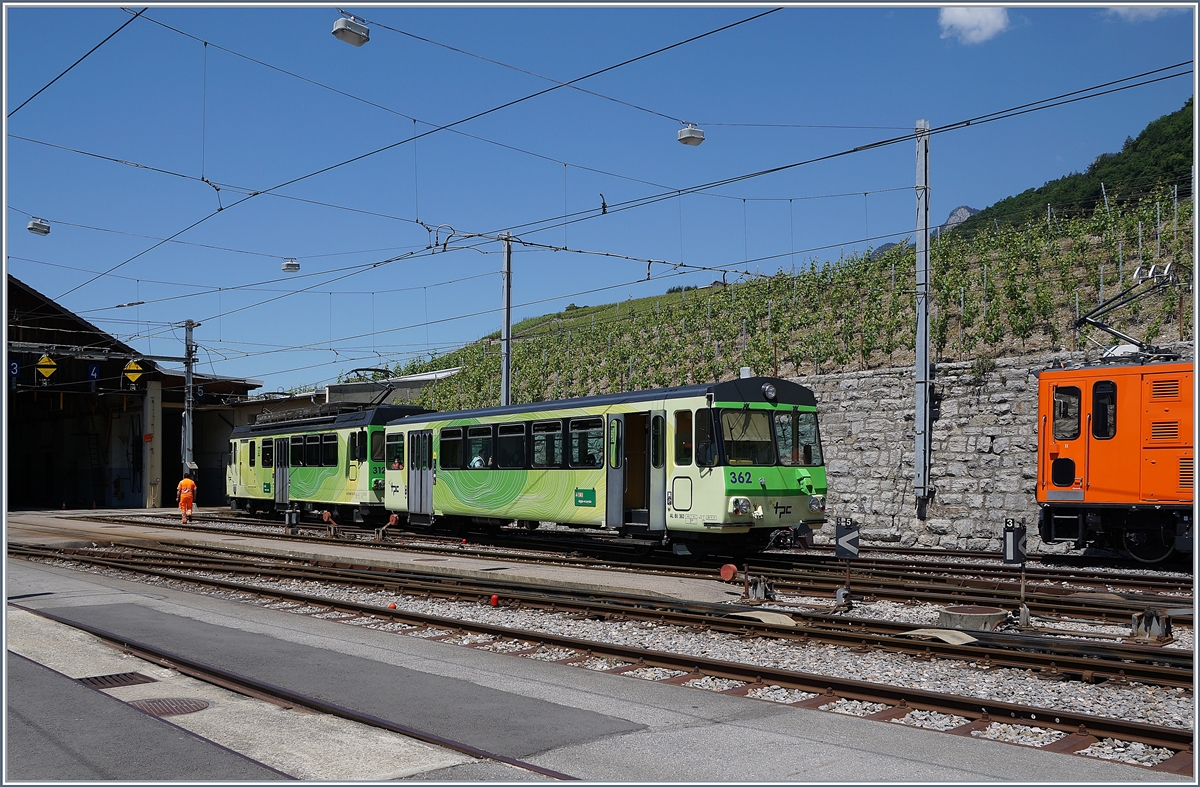 Der A-L Regionalzug Leysin - Aigle wendet im Dépot von Aigle A-L für die Weiterfahrt nach Aigle (Bahnhof) die Fahrtrichtung. 

29. Mai 2020