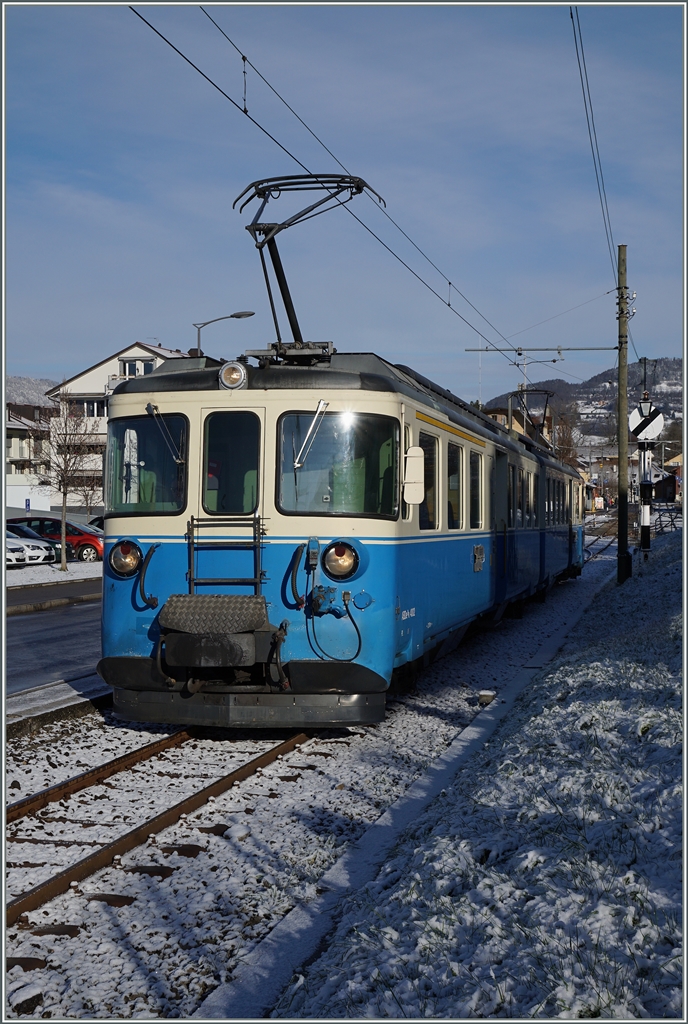 Der ABDe 8/8 4002  Vaud  der MOB auf der B-C kurz nach Blonay als saisonaler Extrazug von Vevey nach Château d'Oex für Schulklassen von Vevey. 
7. März 2016