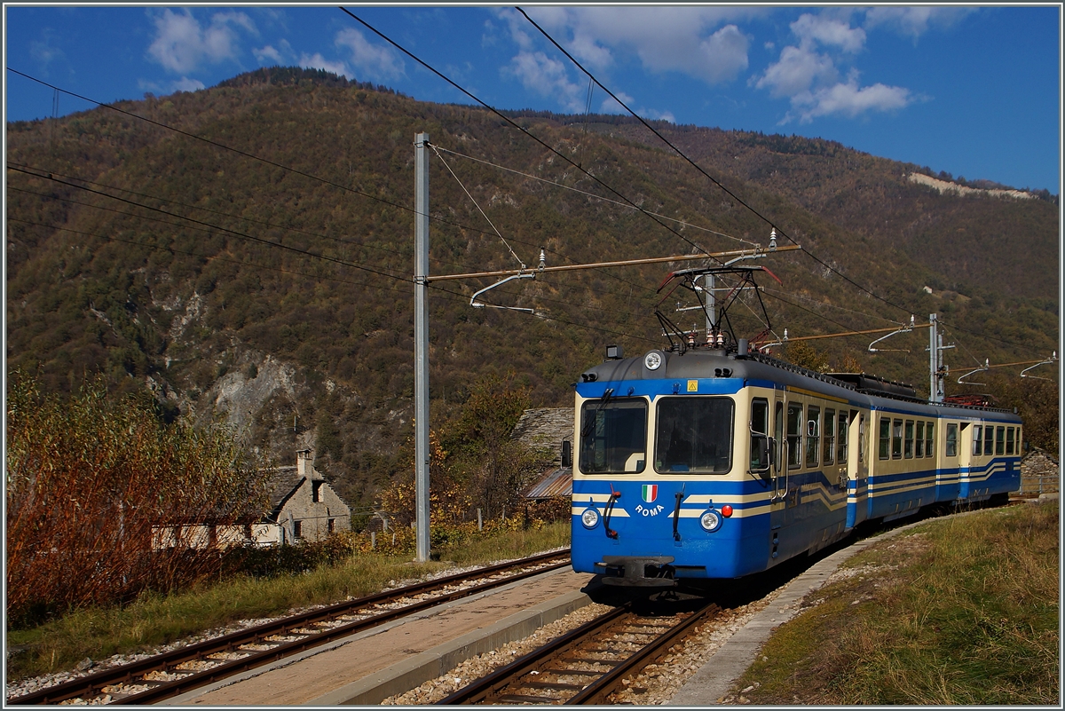 Der ABe 8/8 21  Roma  auf der Fahrt von Domodossola nach Re als Regionalzug 763 wartet in Verigo auf den Gegenzug. 
31. Okt. 2014