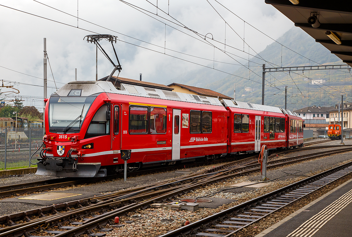 Der ALLEGRA-Zweispannungstriebzug RhB ABe 8/12 - 3515  Alois Carigiet  am 02.11.2019 im Bahnhof Tirano..  

Auf der Berninabahn sind die Triebzüge das Haupttraktionsmittel und ziehen Regionalzüge, den Bernina-Express sowie Güterzüge.  

Dieser Zweispannungstriebzüug ist nicht nur hochmodern, sondern verbirgt in seinem Innern wesentliche Innovationen und viel Power. Die mehrsystemfähige Antriebsausrüstung bringt eine Leistung von 2,6 MW, zudem haben die Triebzüge eine hohe Anfahrzugkraft von 260 kN. Hier auf der Berninabahn (St. Moritz–Tirano) mit einer Maximalsteigung 70 ‰ wird mit 1.000 Gleichstrom gefahren, auf der Arosabahn und der Bahnstrecke Landquart–Davos Platz im 11 kV 16.7 Hz Wechselstrombetrieb.

TECHNISCHE DATEN der RhB ABe 8/12: 
Nummerierung:  3501–3515
Anzahl:  15
Hersteller:  Stadler Rail
Baujahre:  2009–2010
Achsformel:  Bo’Bo’+2’2’+Bo’Bo’
Spurweite:  1.000 mm (Meterspur)
Länge über Puffer:  49.500 mm
Höhe:  3.800 mm
Breite:  2.650 mm
Leergewicht:  106 t
Höchstgeschwindigkeit:  100 km/h
Max. Leistung (am Rad):  2.600 kW bei AC / 2.400 kW bei DC
Anfahrzugkraft:  260 kN
Treibraddurchmesser:  810 mm (neu) / 740 mm (abgenutzt)
Laufraddurchmesser:  685 mm  (neu) / 635 mm (abgenutzt)
Achsabstand im Motordrehgestell: 2.000 mm
Achsabstand im Laufdrehgestell: 1.800 mm
Stromsystem:  11 kV 16.7 Hz AC und 1 kV DC
Anzahl der Fahrmotoren:  8
Sitzplätze:  1. Klasse: 24 / 2. Klasse: 76 + 14 Klappsitze
Fußbodenhöhe:  480 mm Niederflur / 1.050 mm Hochflur
Niederfluranteil:  22 % 
Anhängelast auf 70‰: 140 t
Anhängelast auf 35‰: 245 t
