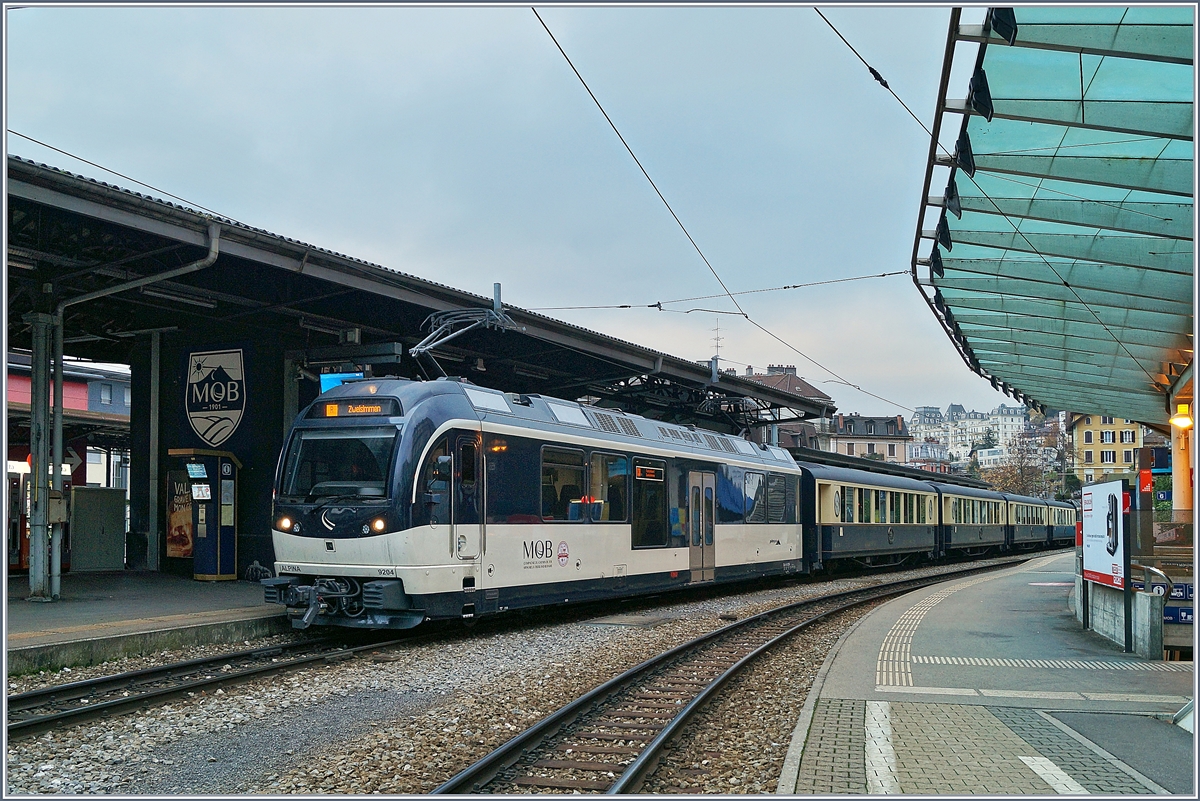 Der Alpina Be 4/4 9204 (und am Schluss des Zuges ein weitere) mit dem MOB Belle Epoque Zug nach Zweisimmen kurz vor der Abfahrt in Montreux.
17. Nov. 2018