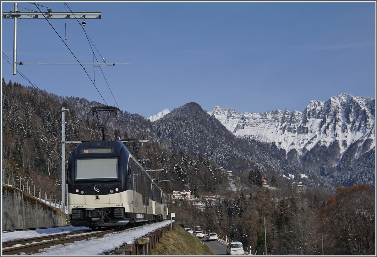 Der Alpina MOB ABe 4/4 9302 und ein weiterer an der Spitze des Zugs sind in Sendy-Sollard auf dem Weg nach Zweisimmen.

9. Jan. 2021 