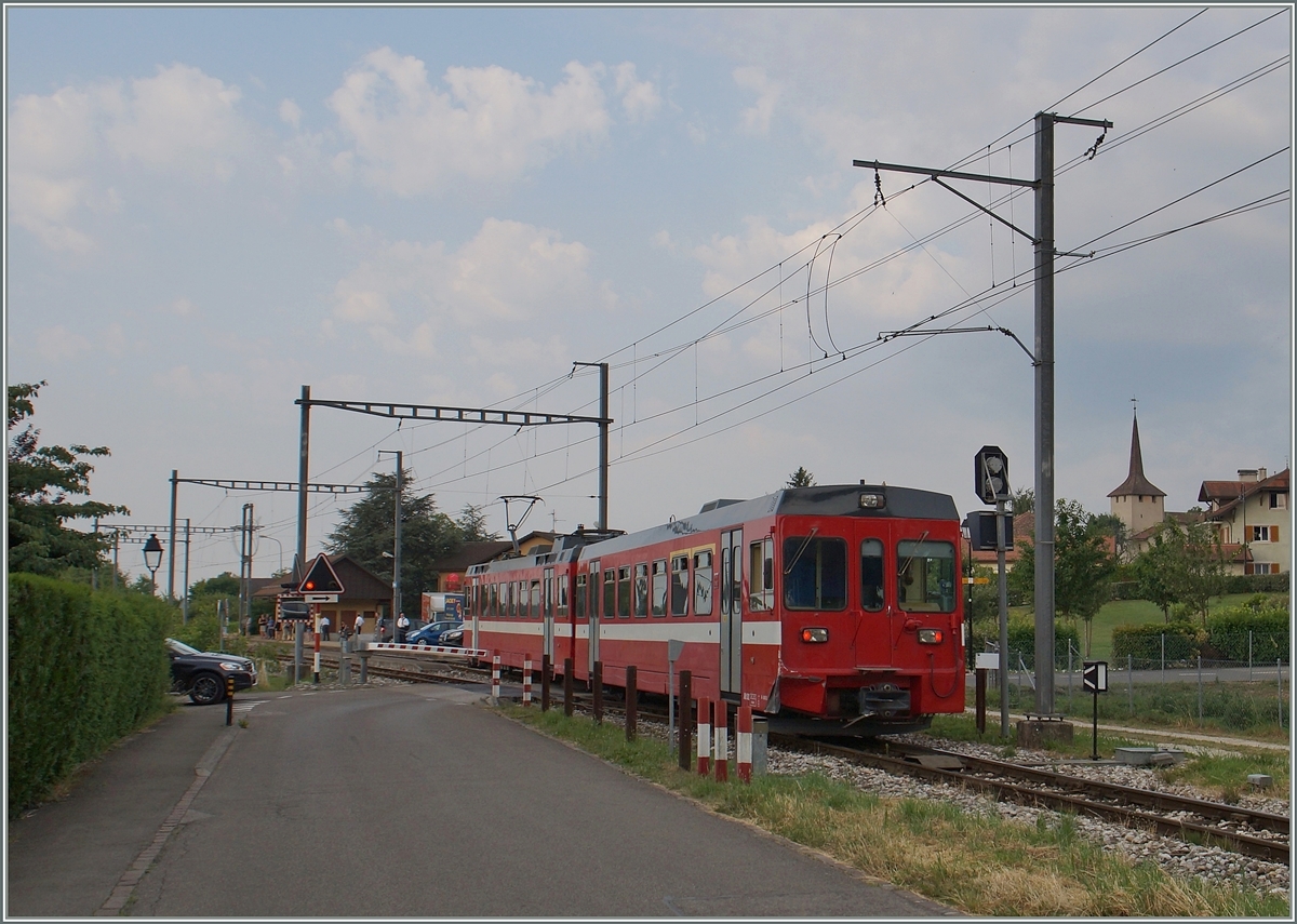 Der am Schluss des in Trélex einfahrenden NStCM Zuge laufende neu revidierte Steuerwagen ABt scheint bereits eine ungewollte Begegnung gehabt zu haben.

6. Juli 2015