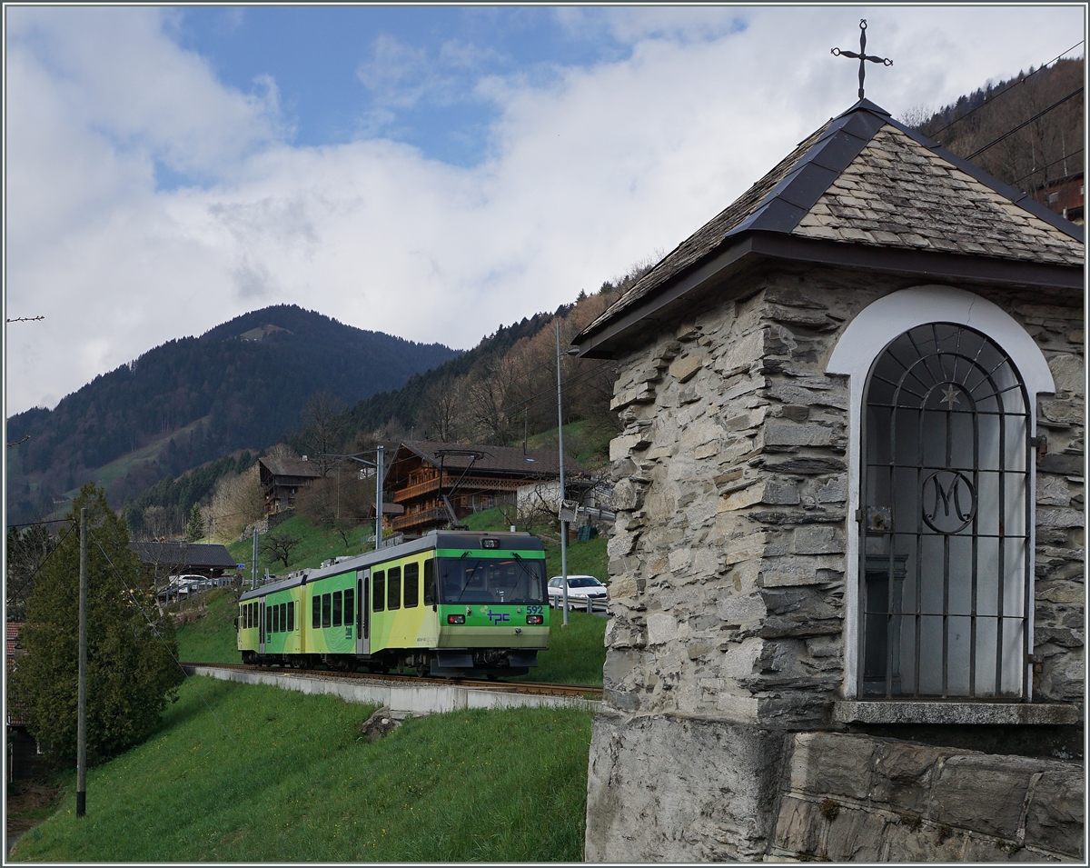 Der AOMC Beh 4/8 592 auf der Fahrt nach Champéry kurz nach Troitorrens.
7. April 2016