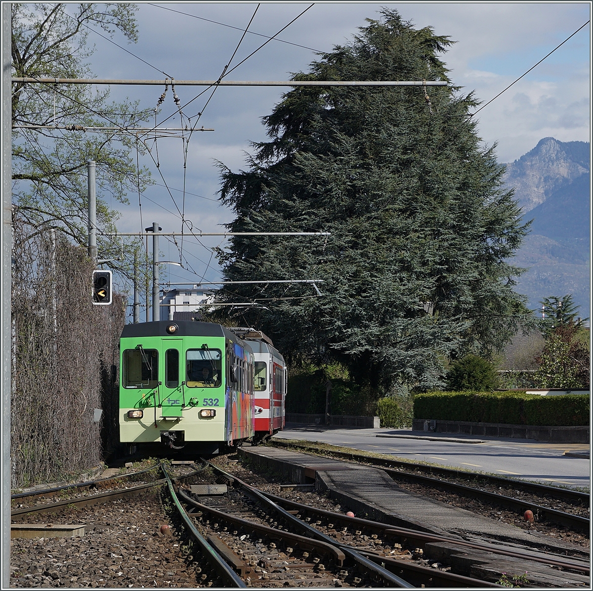 Der AOMC Regionalzug 32 erreicht Monthey-Ville.
7. April 2016