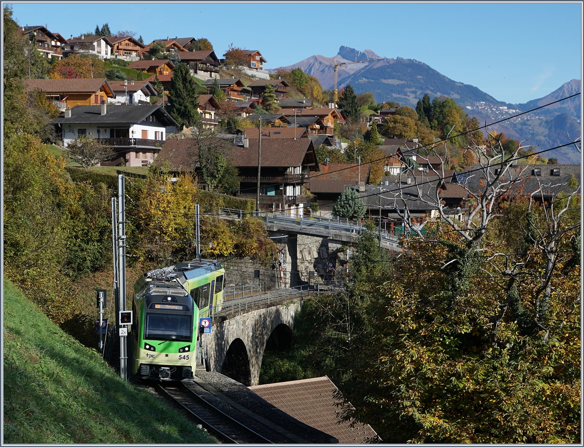 Der AOMC TPC GTW Beh 2/6 545 auf der Pont de Chemex. 28. Okt. 2016