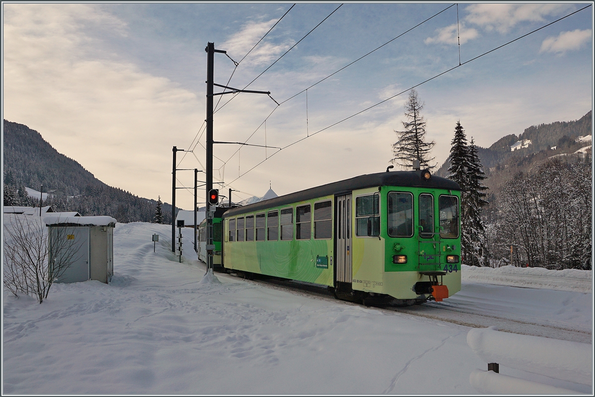 Der ASD BDe 4/4 403 mit dem führenden Bt 434 erreichen den Halt Vers l'Eglise. Die Wintersonne ist zur Zeit so tief, dass den verschneiten Talboden bei Vers l'Eglise noch nicht erreicht. 

4. Januar 2021