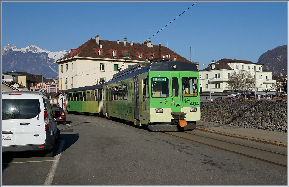 Der ASD BDe 4/4 404 mit Bt (ex Birsigtalbahn) hat nach einem kurzen Stop die Haltestelle Aigle Place du Marché hinter sich gelassen und fährt nun weiter Richtung Les Diablerets. Auch diesem Strassenbahn ähnlichen Abschnitt hängt erst vor kurzem erneuerte Fahrdraht noch an den alten Fahrleitungsmasten, die wohl noch aus der Eröffnungszeit der Bahn stammen. 


23. Feb. 2019