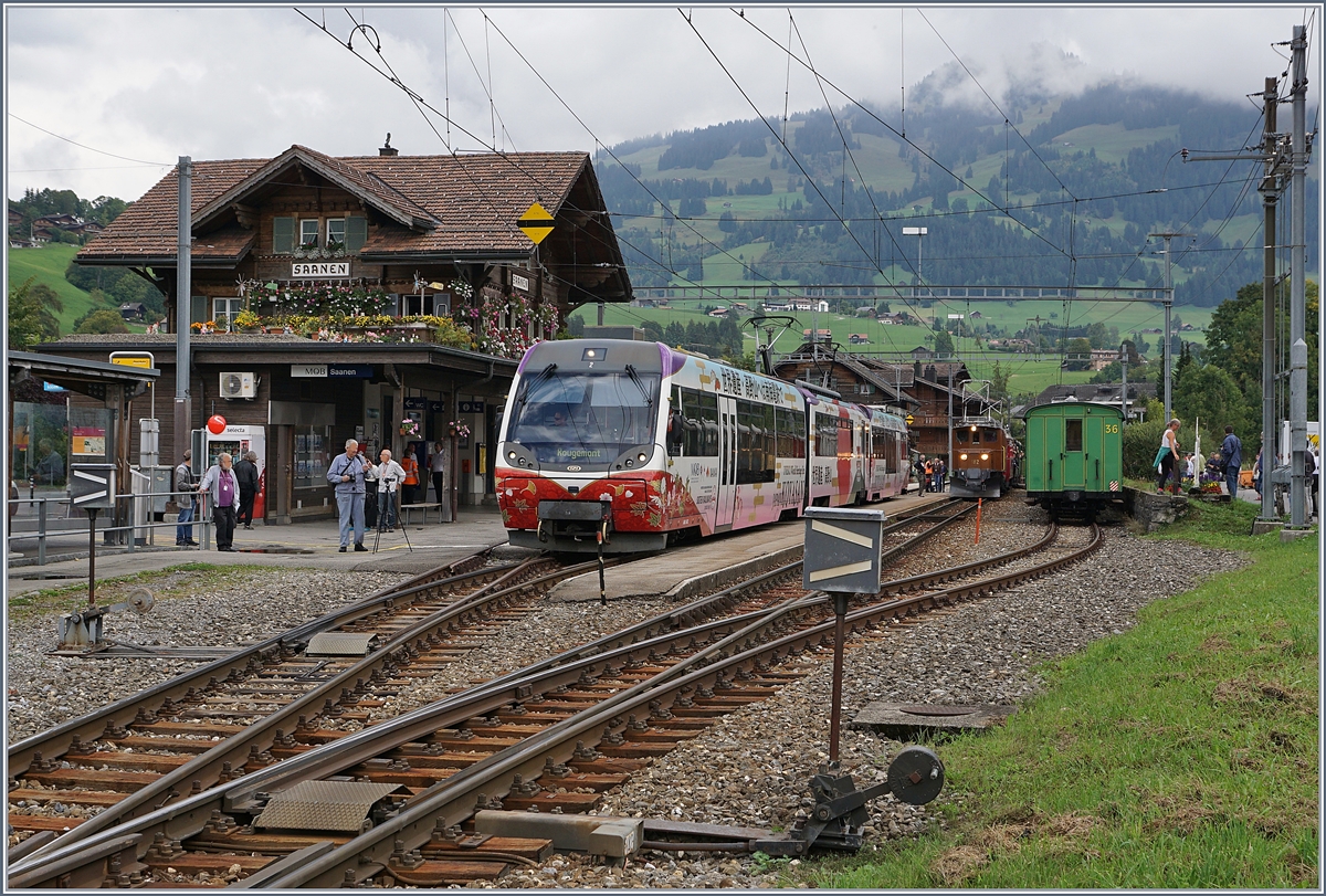 Der auf dei  Sister-Railway  Nankai Electric Railway hinweissnede MOB Be 4/4 beim Halt in Saanen.
14. Sept. 2018