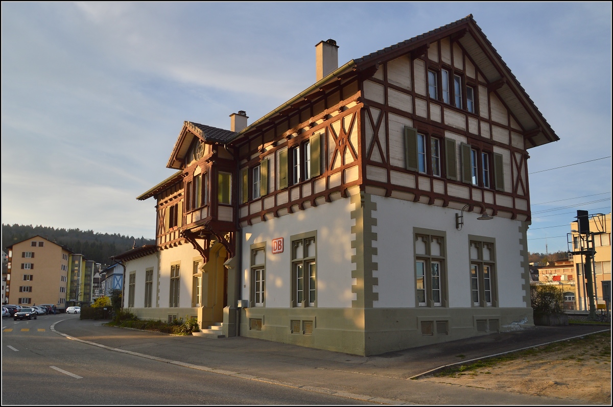 Der badische Bahnhof in Neuhausen/Rheinfall ist ein Musterbeispiel für eine schmucke Erneuerung alter Bahnhöfe und steht im krassen Gegensatz zu Neuhausen SBB. März 2014.