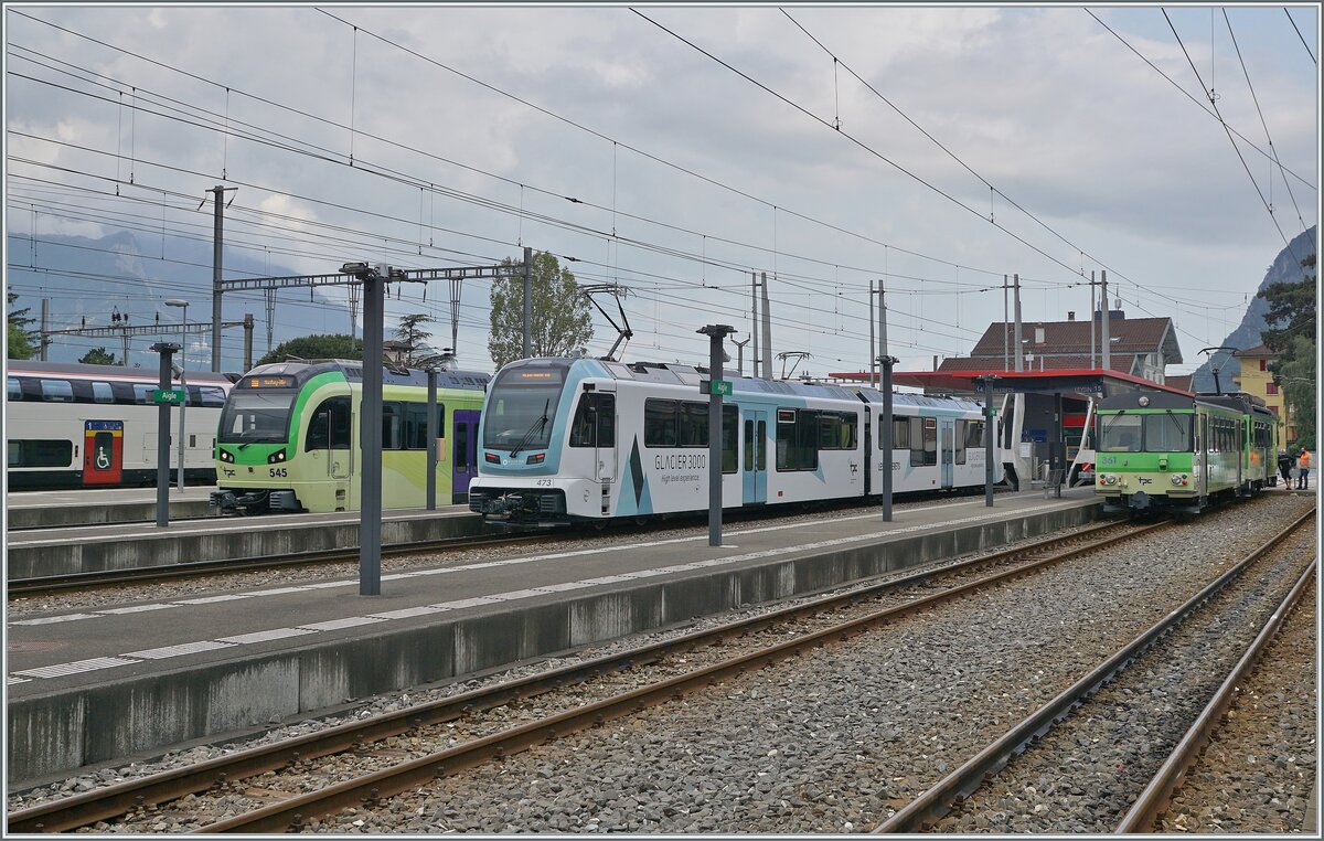 Der Bahnhof von Aigle mit TPC Zügen in alle Richtungen: Der TPC Beh 2/6 545 wird nach Champéry fahren, der neue TPC ASD ABe 4/8 473  Glacier 3000  nach Les Diablerets und der A-L Pendelzug nach Leysin. 

3. Aug. 2024