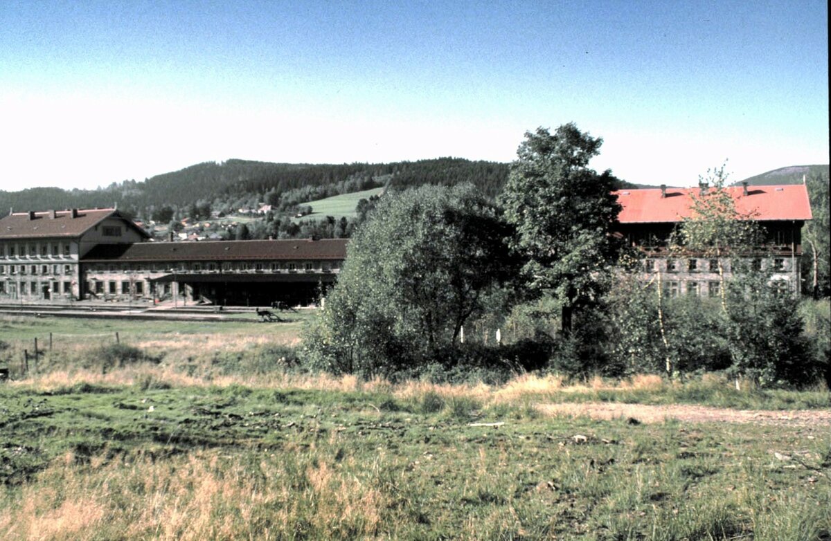 Der Bahnhof Bayerisch Eisenstein / �elezn� Ruda-Al�bět�n; links der deutsche Teil, rechts der tschechische Teil, der zu diesem Zeitpunkt nicht als Bahnhof genutzt wurde, im Oktober 1989.