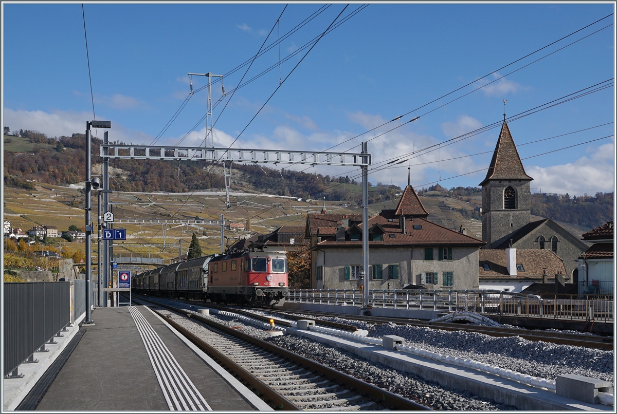 Der Bahnhof von Cully wird umgebaut und die SBB Re 4/4 II 11325 (Re 420 325-3) fährt mit ihrem Güterzug über das am Wochenende 6/7. 11 (Vollsperrung) eingerichtete neue Gleis 3. 

8. November 2021