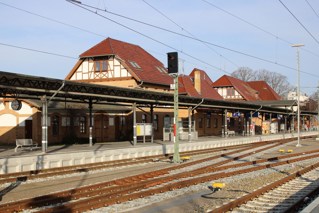 Der Bahnhof Warnemünde war am Vormittag des 21.02.2021 gegen 09:15 Uhr sehr leer.