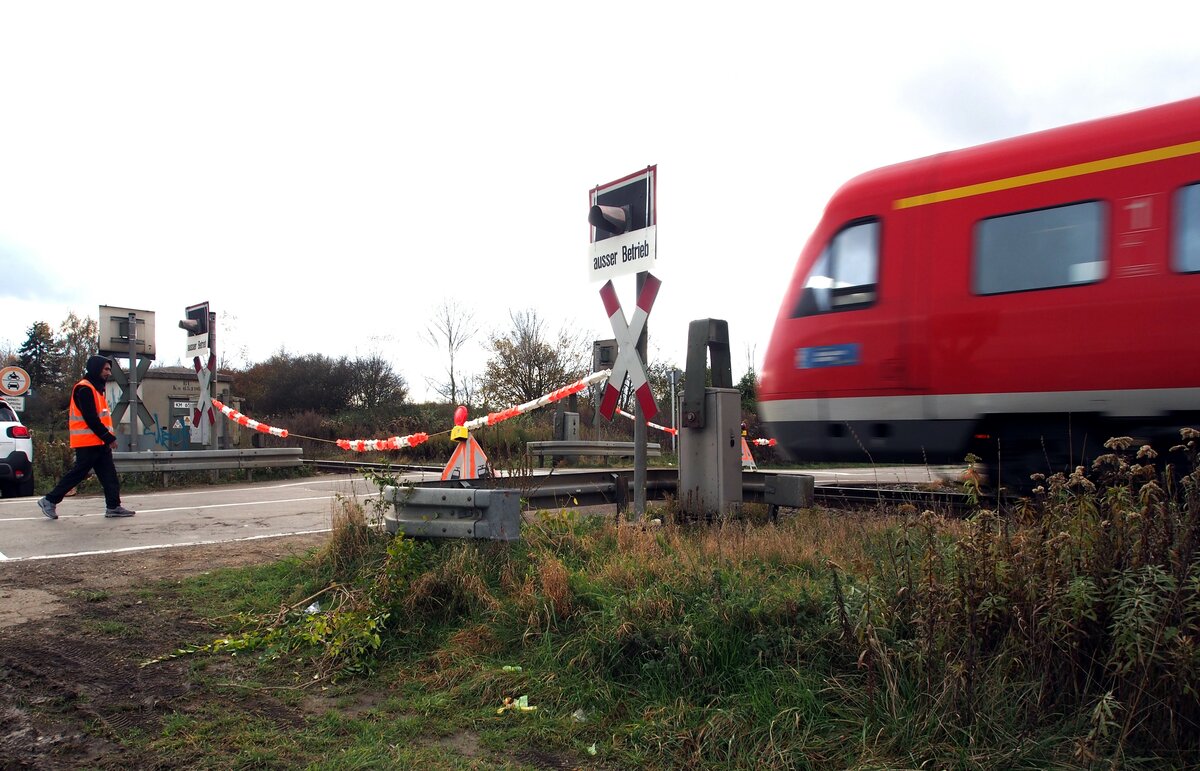 Der Bahnübergang bei Illertissen - Au (Illertalbahn) wurde vom Blitz getroffen und war mehrere Monate betriebsunfähig. Im Schichtbetrieb wurde der Übergag von jeweils zwei Personen auf der eingleisigen Strecke aufwendig abgesperrt bzw. freigegeben. Auf der Aufnahme fährt ein 612 am 13.11.2019 durch.