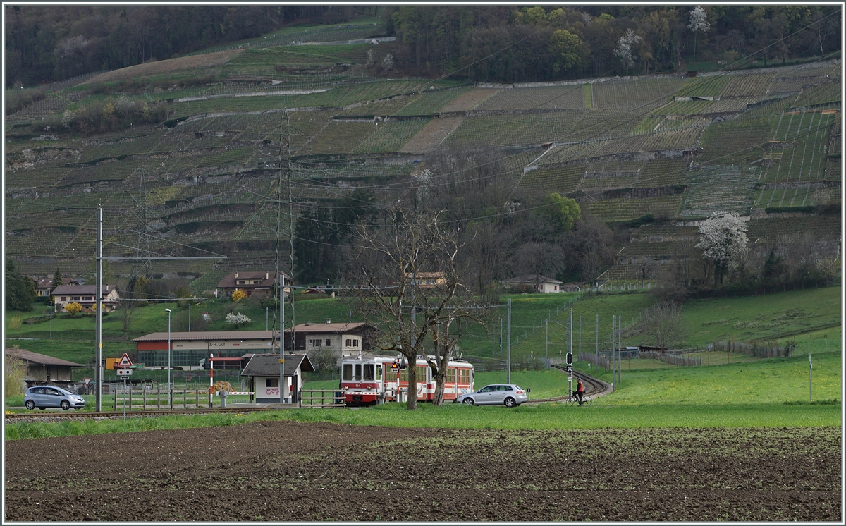 Der BDe 4/4 102 mit seinen Bt 134 an der Spitze halten in Villy. Der TPC AOPMC Zug ist auf dem Weg nach Monthey-Ville. 

7. April 2016