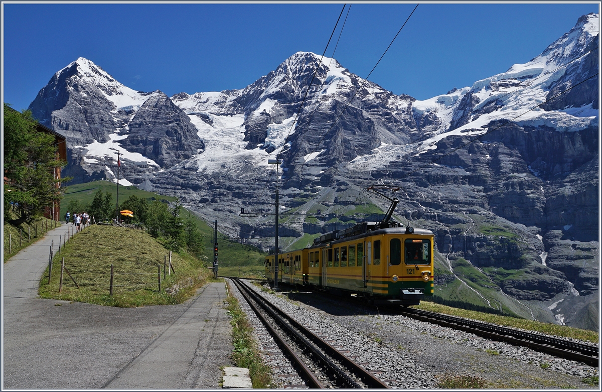 Der BDeh 2/4 121 mit einem modernen, ungefälligen Steuerwagen beim Halt auf der Wengener Alp.
8. Aug. 2016