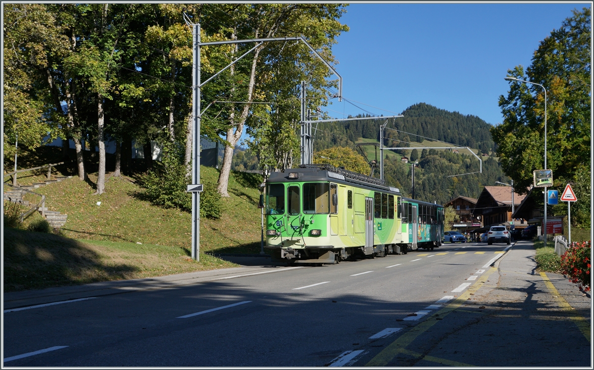 Der BDeh 4/4 81 mit seinem Bt 63 verlässt La Barboleusaz auf der Fahrt von Villars s/o nach Bex.

11. Okt. 2021