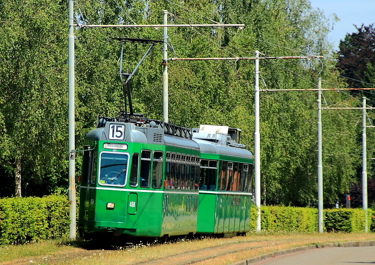 Der Be 4/4 458 hat am 18.07.2015 die Haltestelle Bruderholz verlassen und sich auf den Weg zum Messeplatz gemacht. Etwa drei Monate nach dieser Aufnahme landete der Triebwagen auf dem Schrottplatz.