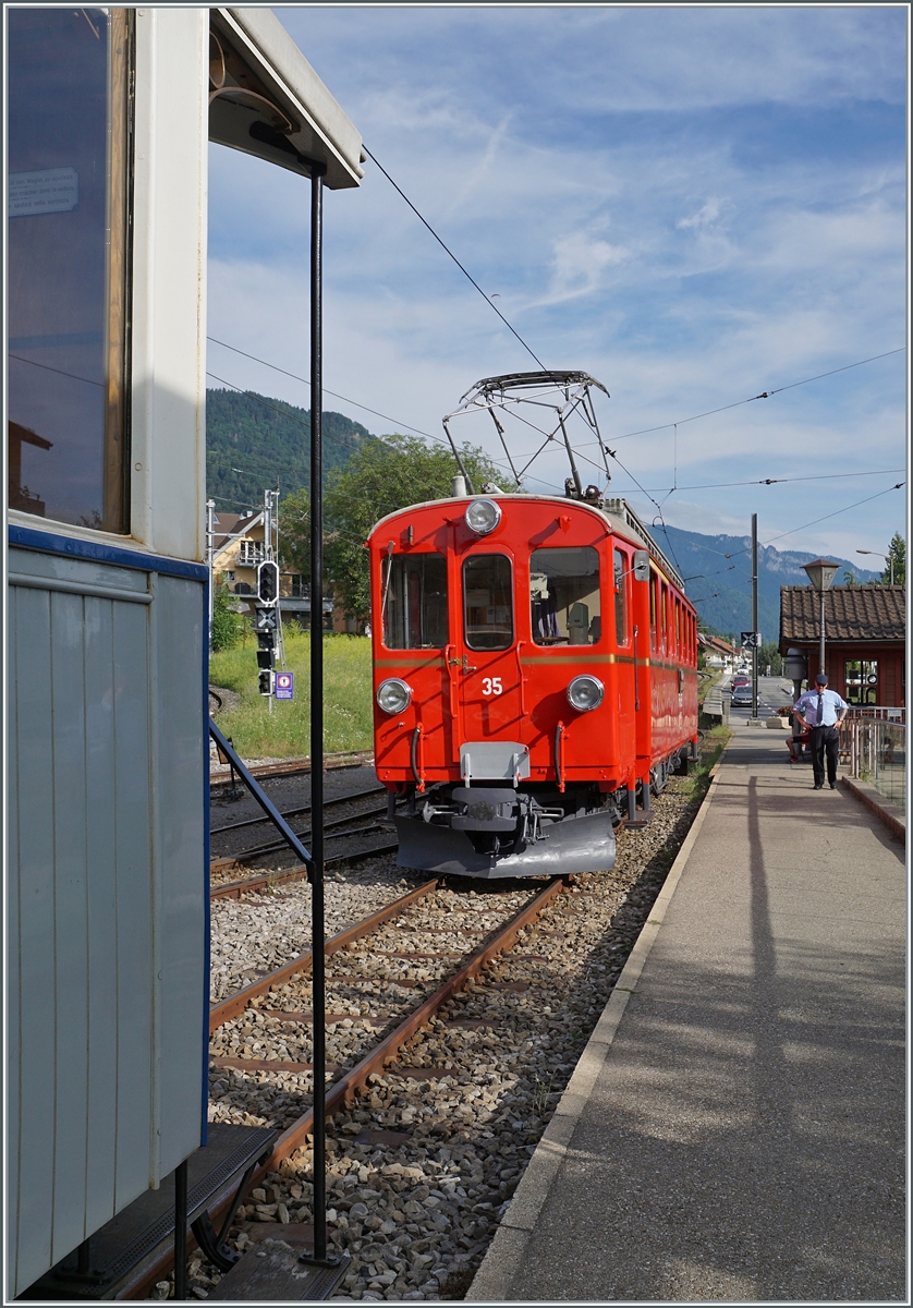 Der Bernina Bahn RhB ABe 4/4 I 35 der Blonay Chamby Bahn ist als letzter Zug von Chaulin in Blonay angekommen und wird nun fr die Leerrckfahrt ins Museum einen hier stehenden Personenwagen mitnehmen. 

4. Aug. 2028