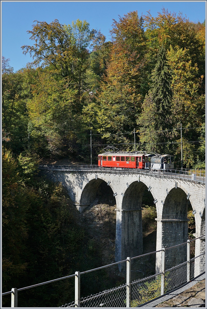 Der Blonay-Chamby ABe 4/4 35 ist mit einem Wasserwagen unterwegs, um bei Gefahr nach der Durchfahrt der Dampflok aufkommne Feuer zu löschen.

14. Okt. 2018