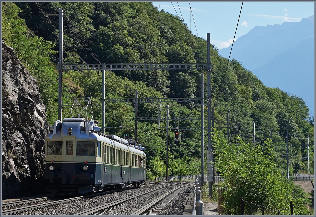 Der BLS BCFe 4/6 736 auf der Fahrt nach Brig kurz nach Lalden.
14. August 2016