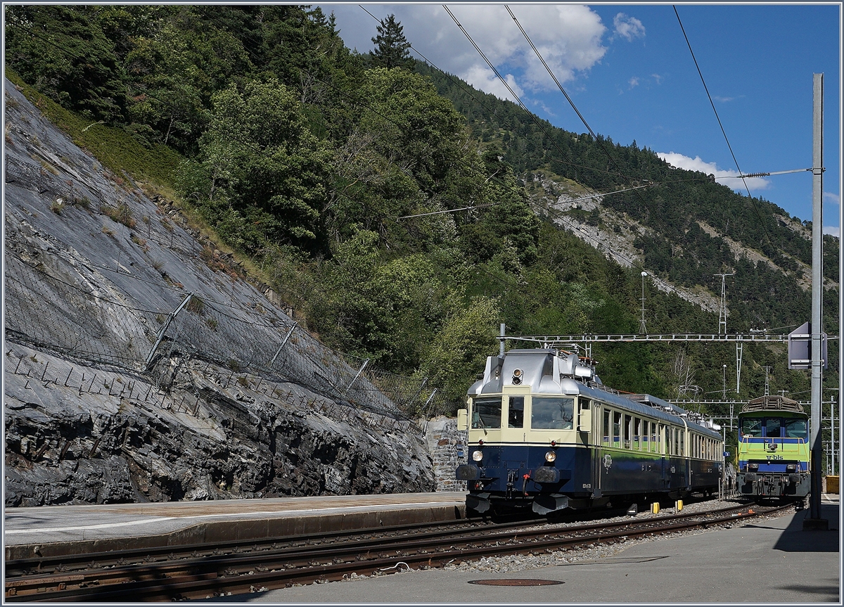 Der BLS BCFe 4/6 736  Blauer Pfeil  bei seinen kurzen Halt in Hohtenn.
14. August 2016