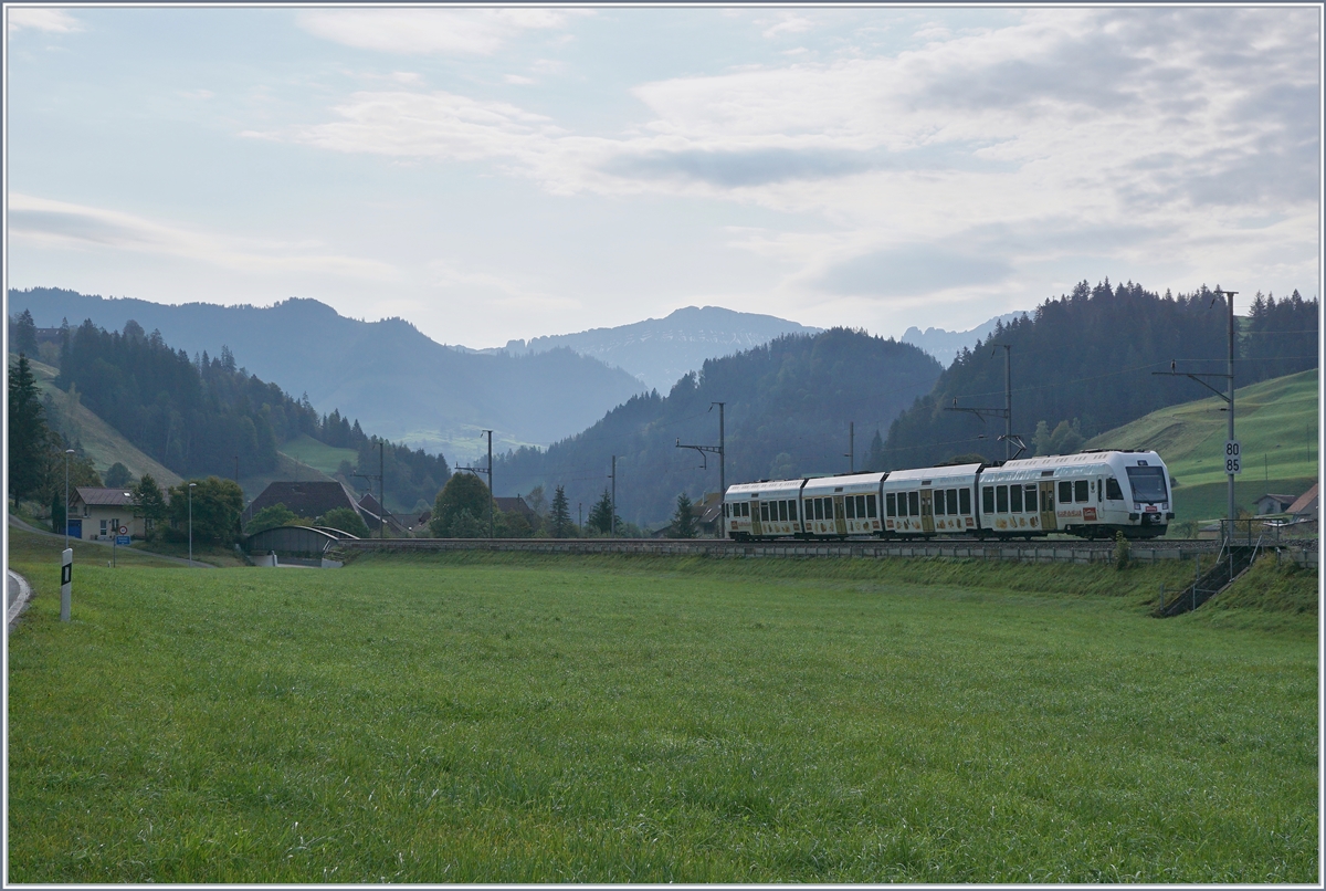 Der BLS  Kambly  RABe 535 (Lötschberger) hat das Emmental verlassen und fährt nun durchs Entlebuch in Richtung Luzern. 

1. Okt. 2020