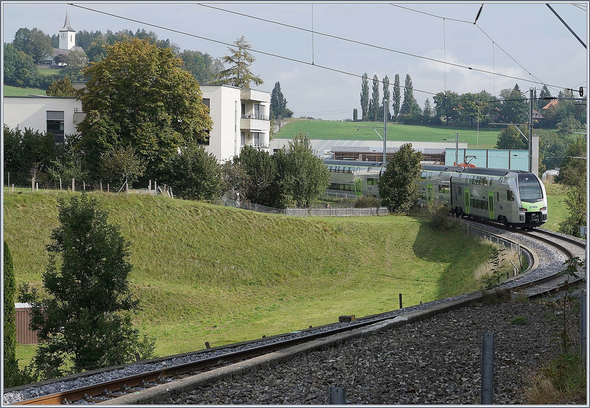Der BLS MUTZ RABe 515 019 verlässt als S6 nach Bern den Bahnhof von Schwarzenburg. 

1. Oktober 2020