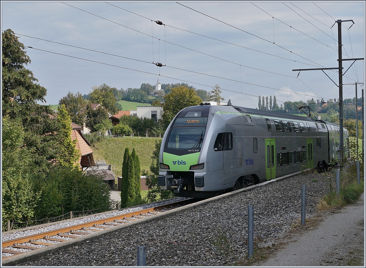 Der BLS MUTZ RABe 515 019 verlässt als S6 nach Bern den Bahnhof von Schwarzenburg . 

1. Oktober 2020