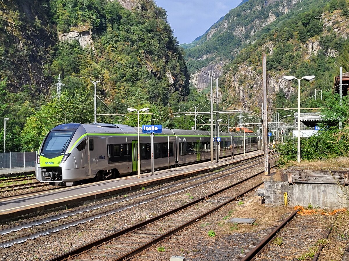 Der BLS RABe 528 102 beim Wenden in Iselle. (SEV Iselle Domo).
17. August 2024