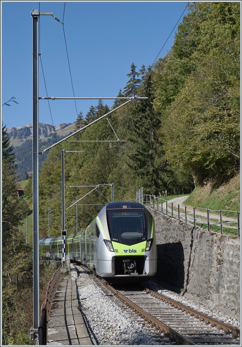 Der BLS RABe 528 12 MIKA hat die Bunschenbach Brücke verlassen und erreicht auf seiner Fahrt von Zweisimmen nach Bern den Halt Weissenburg.

7. Okt 2023