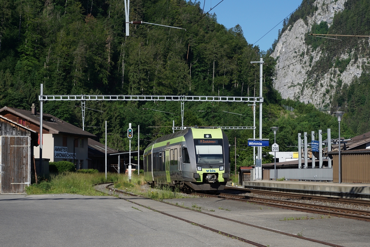 Der BLS RABe 535 111  Lötschberger  verlässt Wimmis in Richtung Zweisimmen. 

14. Juni 2021