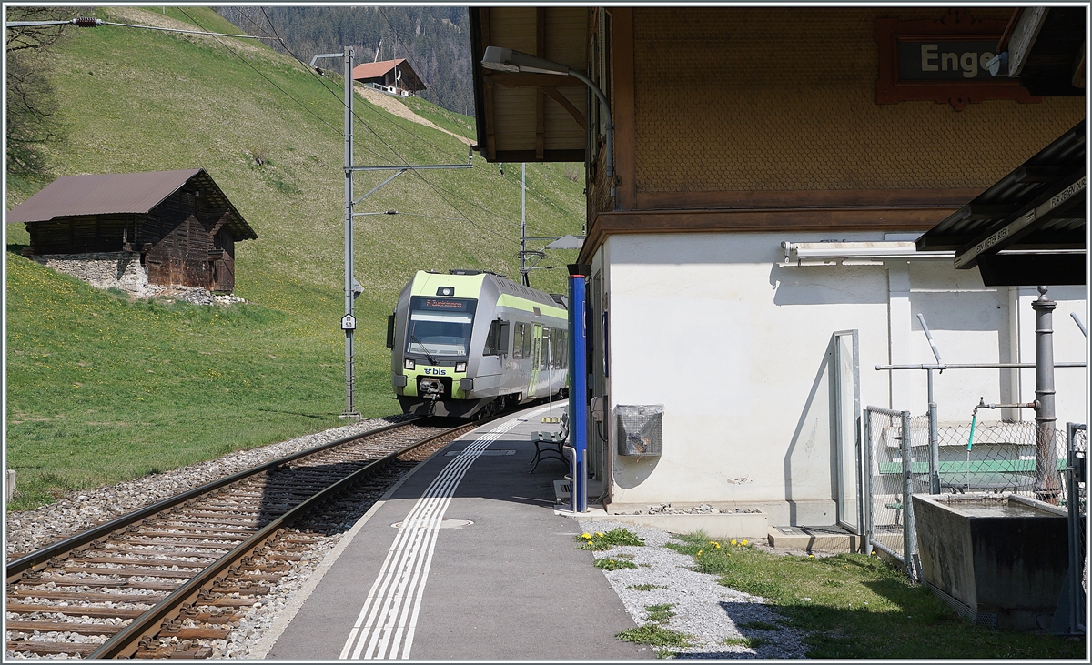 Der BLS RABe 535 113  Lötschbergerin  erreicht auf seiner Fahrt nach Zweisimmen den Bahnhof von Enge im Simmental. 

14. April 2021