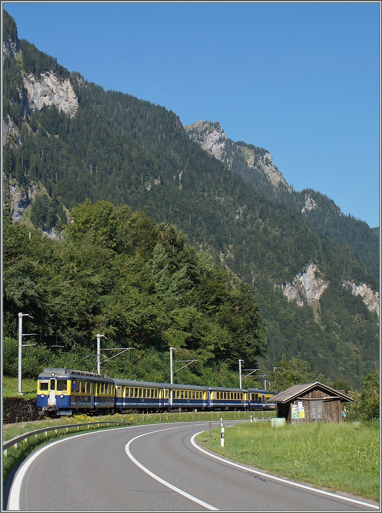 Der BOB Regionlazug 247 kurz nach der  Flügelung  in Zweilütschinen auf der Fahrt nach Grindelwald.
7. August 2015