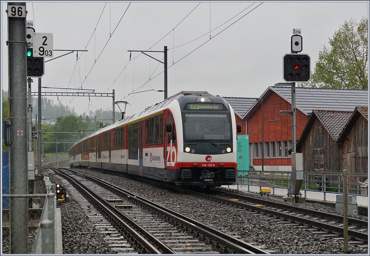 Der Brünigbahn ABeh 150 102-8 Adler als IR von Luzern nach Interlaken Ost bei der Durchfahrt in der Vorortsstation Kriens Mattenhof. 
6. Mai 2017