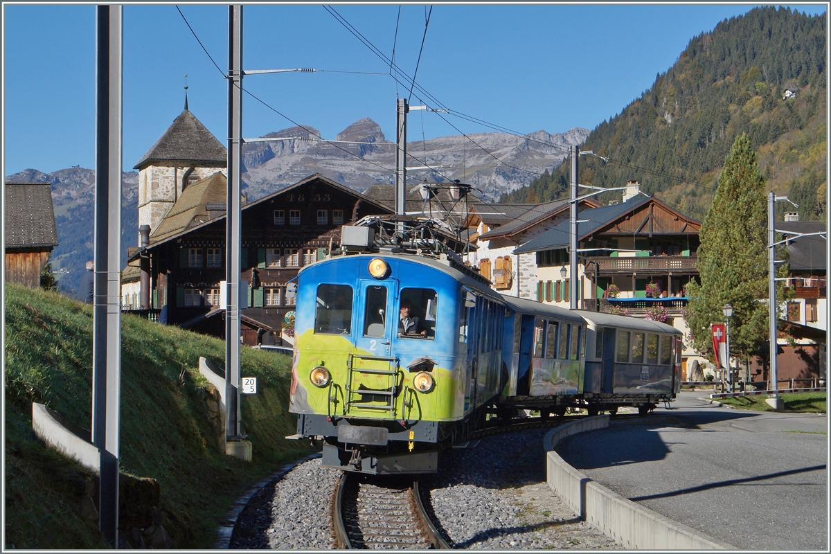 Der bunte BDe 4/4 N° 2 erreicht Vers L'Eglise.
18. Oktober 2014