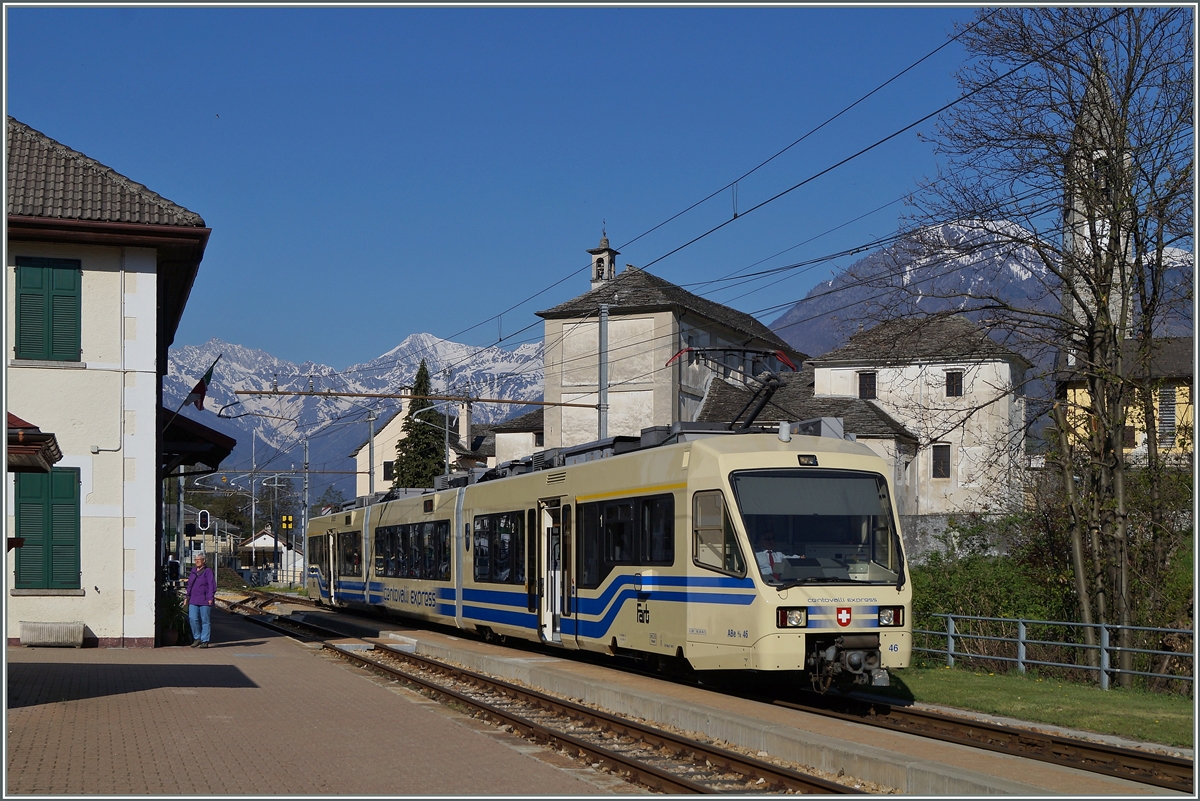 Der Centovalli Express D 43 CEX von Domodossola nach Locarno ist in Trontano eingetroffen.
14. April 2014